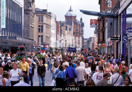Scozia Glasgow folla di persone a piedi di Argyle Street Glasgow s il cuore commerciale e alla principale strada dello shopping Foto Stock