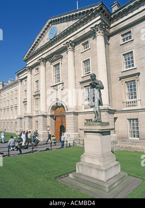 Dublino Repubblica di Irlanda Eire Trinity College Statua di Oliver Goldsmith Foto Stock