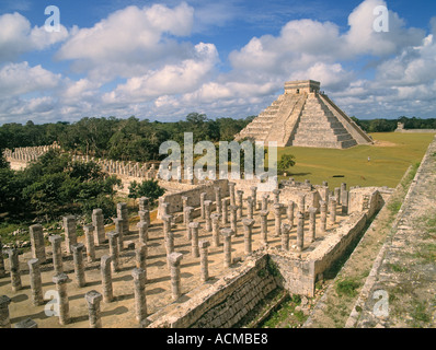 Messico. Chichen Itza. Il Castello aka Kukulcans Piramide e complesso delle mille colonne. Foto Stock