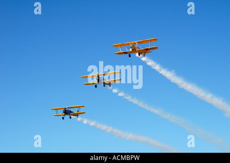 Stearman biplani volare in formazione presso l'Arizona aeromobili antichi Cactus Associazione volare in Foto Stock