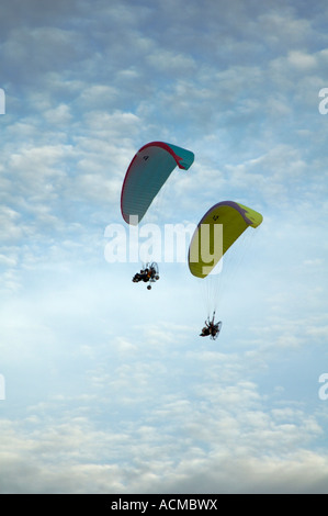 Una coppia di powered parapendii al quarto Annual Arizona Flying Circus evento in Casa Grande Arizona Foto Stock