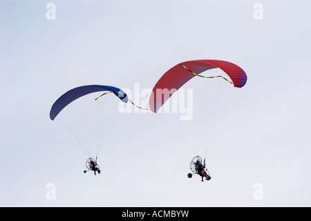 Una coppia di powered parapendii al quarto Annual Arizona Flying Circus evento in Casa Grande Arizona Foto Stock