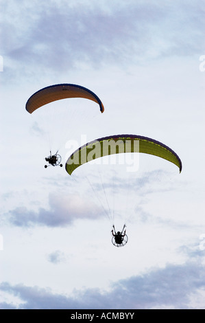 Una coppia di powered parapendii al quarto Annual Arizona Flying Circus evento in Casa Grande Arizona Foto Stock