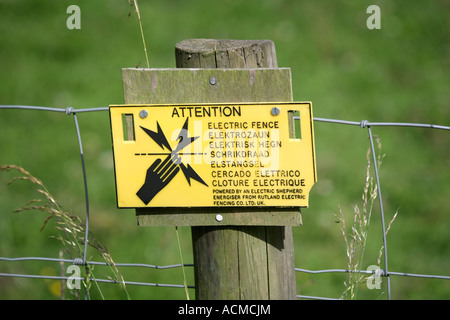 Recinzioni elettriche segno di avvertimento sul montante di scherma, Essex England Regno Unito Foto Stock