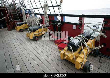 I cannoni sul ponte della Grand Turk nave attraccata alla fine del molo di Southend, Essex England Regno Unito Foto Stock