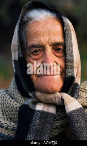 Ritratto di una vecchia signora greca che indossa una sciarpa Foto Stock