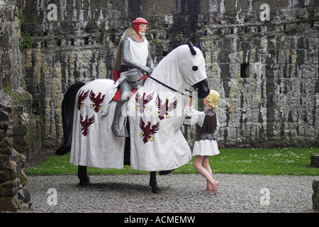 Un modello di un cavaliere a cavallo con il suo serf situato nel cortile del Castello di Carrickfergus Foto Stock