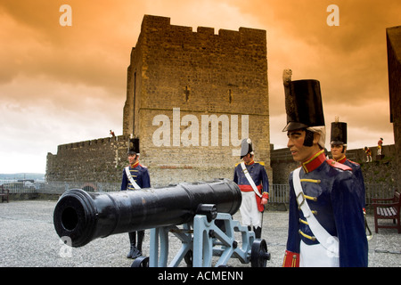 Inizio del XIX secolo i cannoni e artiglieria uomini Situato sul Gran batteria di Carrickfergus Castle Foto Stock