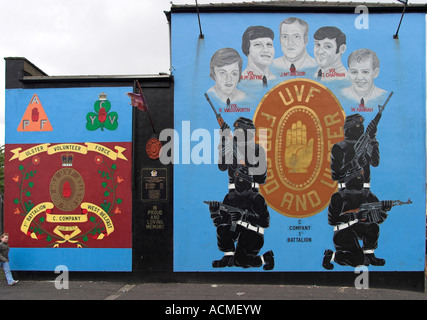 Due murales lealisti e un memoriale di Emerson Street off Shankill Road Foto Stock