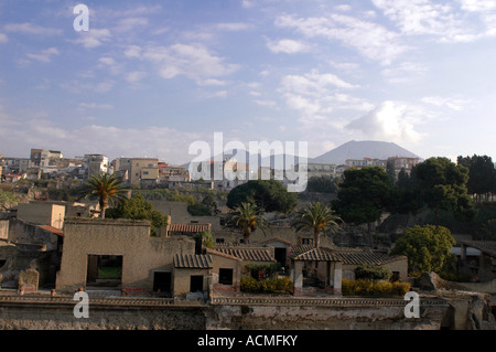 Il sito archeologico di Ercolano con il Vesuvio sullo sfondo Foto Stock