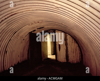 All'interno di un mondo in guerra due air raid shelter, RAF Biggin Hill, Kent, Inghilterra, Regno Unito. Foto Stock