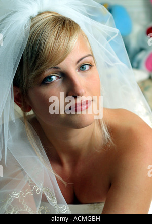 Ritratto di una sposa sorridente in mezzo corpo immagine sorridente con il velo Foto Stock