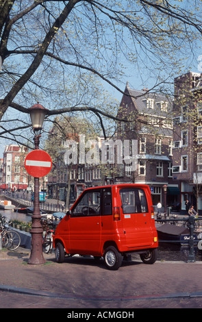 Canta LX rispettosi dell'ambiente microcar parcheggiato su un ponte ad Amsterdam, nei Paesi Bassi, l'Europa. Foto Stock