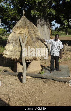 Granery davanti Batammaliba tata casa Taberma Nadoba Valley Togo Africa occidentale Foto Stock