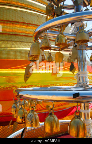 Preghiera di campane a sinistra al Wat Sa Ket (Golden Mount), Bangkok, Thailandia Foto Stock