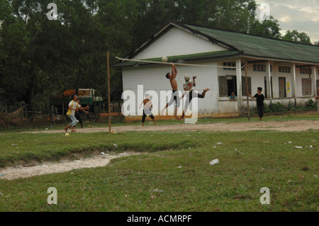 Cambogiano di ragazzi giocare pallavolo Foto Stock