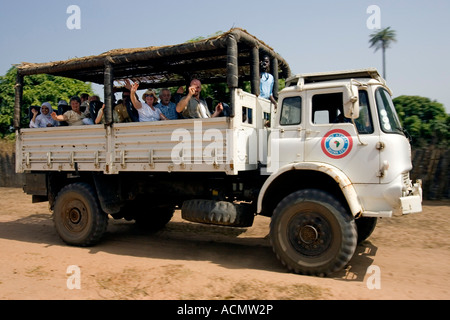 Aprire autocarro turisti visita country village Berending a sud del Gambia Foto Stock
