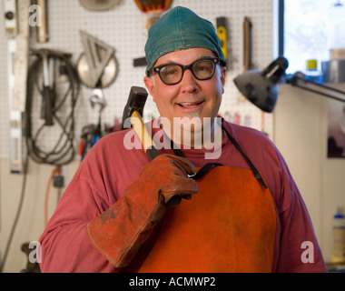 Costruttore di metallo,fabbro nel suo studio Foto Stock