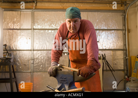 Ritratto di costruttore di metallo,fabbro nel suo studio Foto Stock