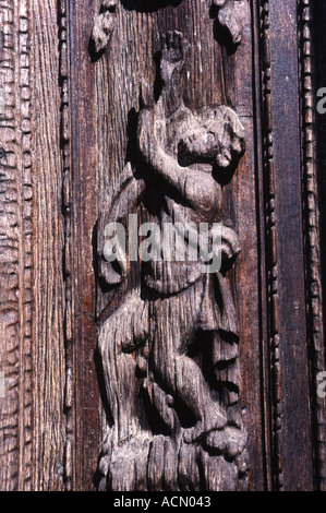 In legno intagliato figura nel perimetro della porta Duomo Todi Umbria Italia Foto Stock