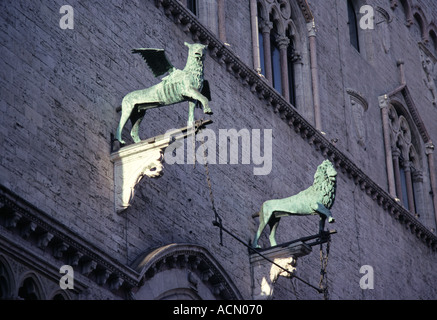 Sculture in bronzo di Lion e battenti bestia simboli di Perugia Palazzo dei Priori Perugia Umbria Italia Foto Stock