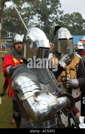 Knight in shining armor pronto per il torneo di battaglia giostra dsc 1366 Foto Stock