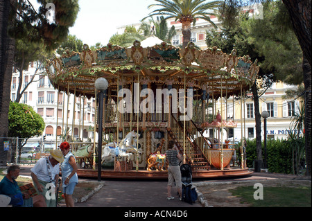 Giostra per bambini a Nizza Cote d Azur, sud della Francia. Foto Stock