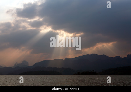 Raffiche di luce solare attraverso il cloud Cheow sopra il lago di Lan, Khao Sok National Park Foto Stock