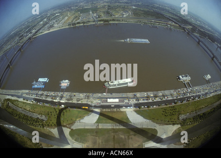 St Louis Gateway Arch a ovest del fiume Missippi tramonto vista dal ponte di osservazione ombra della torre Foto Stock