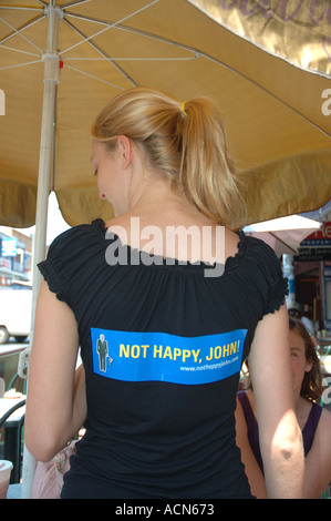 La bionda con il nero di T-shirt e protestare paraurti adesivo sulla sua schiena dsc 5654 Foto Stock