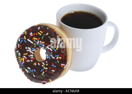 Caffè e ciambelle ritagliata su sfondo bianco Foto Stock