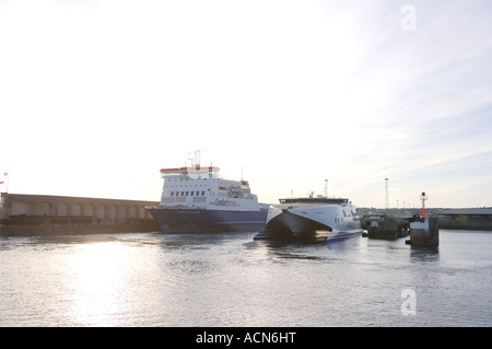 Le navi al terminale di Elizabeth Jersey Isole del Canale Foto Stock