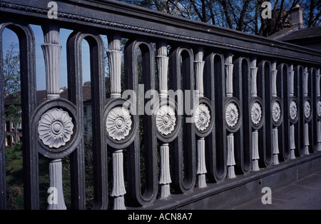 Ringhiere su Cleveland bridge - un ponte Georgiano in stile Revival Greco - Bath Spa, Somerset, Inghilterra, Regno Unito Foto Stock