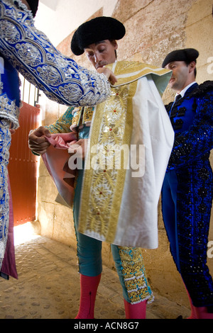 Curro Diaz, torero spagnolo, vestirsi per paseillo o parata iniziale, Siviglia, Spagna, 2006 Foto Stock