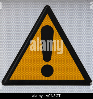 Vista ravvicinata di un cartello di avviso (triangolo giallo con un punto esclamativo) isolato. Foto Stock