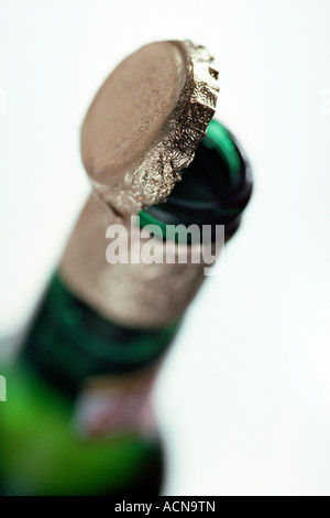 Close-up di una birra collo di bottiglia con il tappo appena aperto. Foto Stock