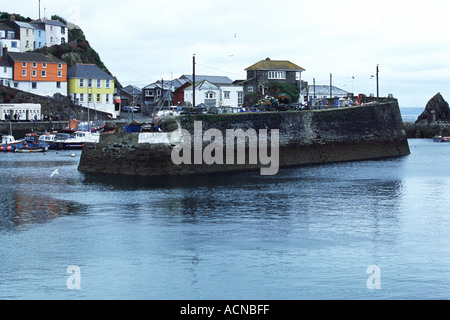 Una vista del braccio del porto che guarda verso il mare è possibile vedere la maggior area protetta di alloggiamento della attività di pesca i pescherecci con reti da traino Foto Stock