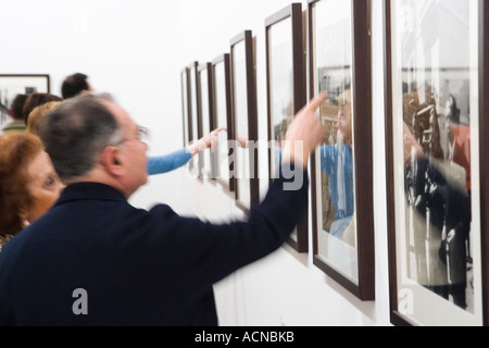 Le persone che visitano una mostra fotografica, Siviglia, Spagna Foto Stock