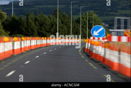 Accelerando attraverso contraflow foderato con traffico coni sull'autostrada M2 in Irlanda del Nord Foto Stock