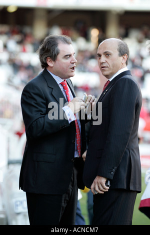 Jose Maria del Nido (destra), responsabile di Sevilla FC, di parlare con un altro membro dello staff del passo prima di una partita Foto Stock