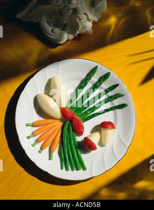 Intagliato a mano la piastra di vegetali con baby carote, patate bianche, patate rosse, francese i fagiolini e gli asparagi Foto Stock