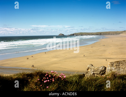 Bassa marea a Perranporth sulla costa nord della Cornovaglia nel Regno Unito Foto Stock