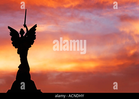 Statua silhouette all'alba donna alata con spada Feilding Nuova Zelanda Foto Stock