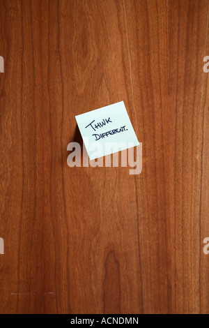 Think different scritto sui post-it nota memo Foto Stock