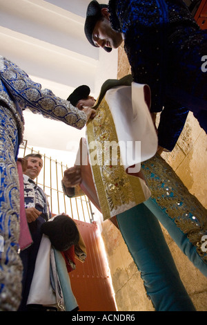 Curro Diaz, torero spagnolo, vestirsi per paseillo o parata iniziale, Siviglia, Spagna, 2006 Foto Stock