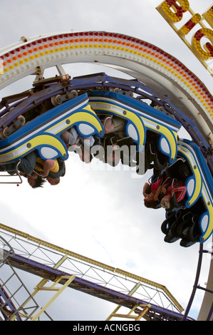 Turisti e villeggianti capovolta sul big dipper rollercoaster al Barrys divertimenti in Portrush Foto Stock