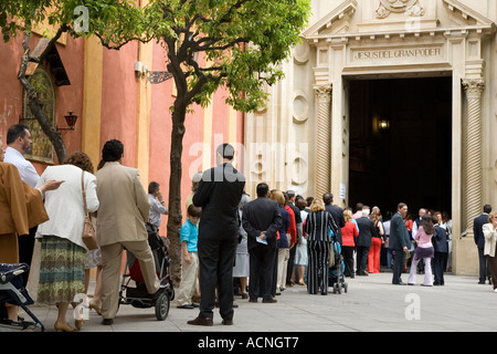 Coda di attesa di persone per adorare l'immagine di Gesù del Gran Poder durante la Settimana Santa, Siviglia, Spagna Foto Stock