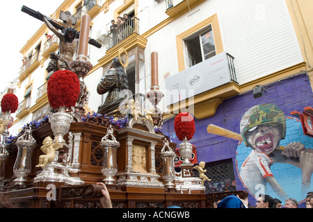 La figura di un Cristo morto nella parte anteriore di un moderno graffiti, la settimana santa, Siviglia, Spagna, 2006 Foto Stock