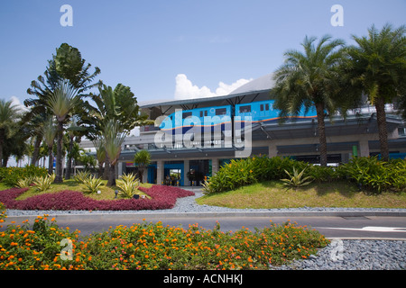 Nuovo Blu Sentosa Express treno monorotaia sulla via al di fuori "Stazione Spiaggia' l'Isola di Sentosa Singapore Foto Stock