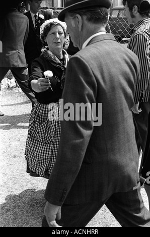 Ciondoli fortunati.donna gitana che vende fiori di garofano in bocca al lupo ai partecipanti alle corse di cavalli Derby Day Epsom Downs Surrey Inghilterra 1970 1970s UK HOMER SYKES Foto Stock